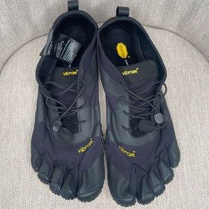 BRAND NEW mens vibram toe shoes size 11.5 USA